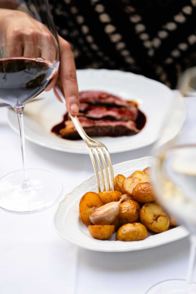 Le Lobster Club de La Réserve Paris : six manières d'habiter le homard bleu 60 la reserve paris patio signature dish angus ribeye steak geraldine martens 4330