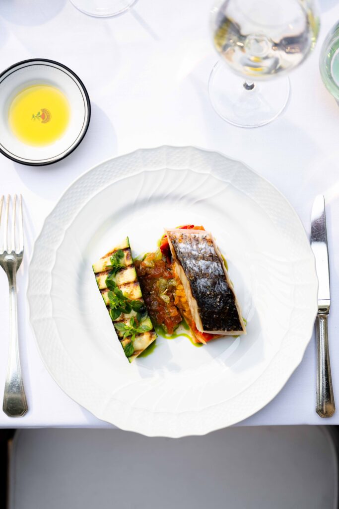 Le Lobster Club de La Réserve Paris : six manières d'habiter le homard bleu 61 la reserve paris patio signature dish grilled sea bass fillet geraldine martens 4239