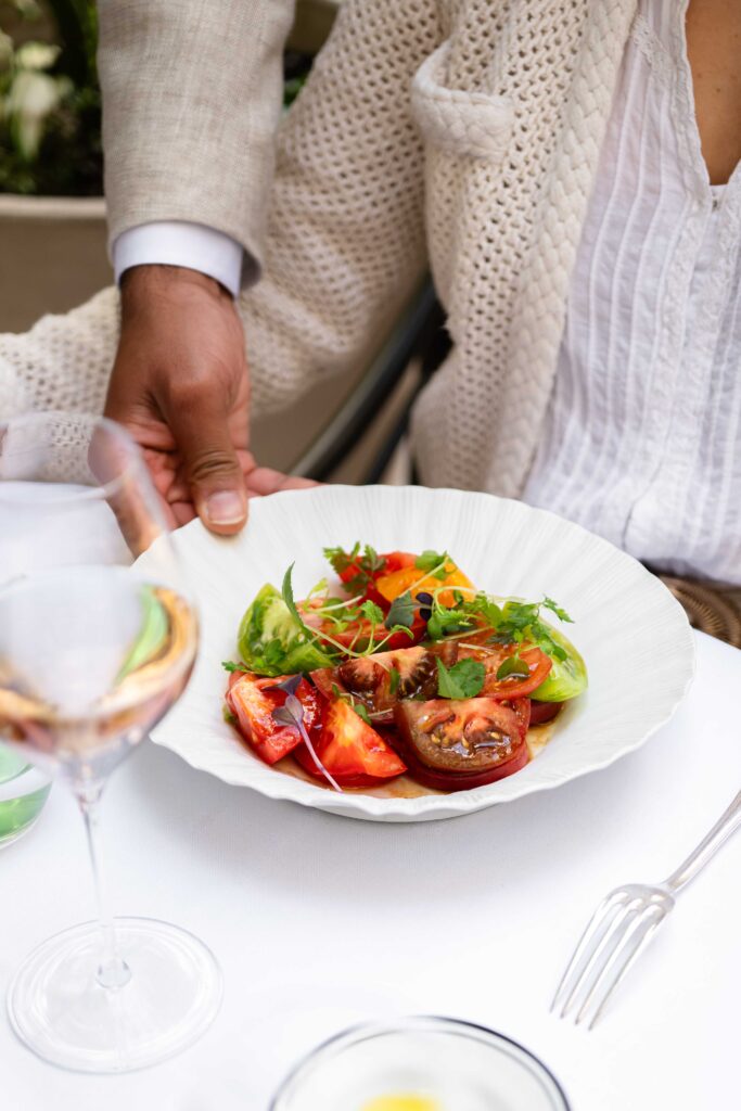 Le Lobster Club de La Réserve Paris : six manières d'habiter le homard bleu 65 la reserve paris patio starter tomato salad geraldine martens 4081