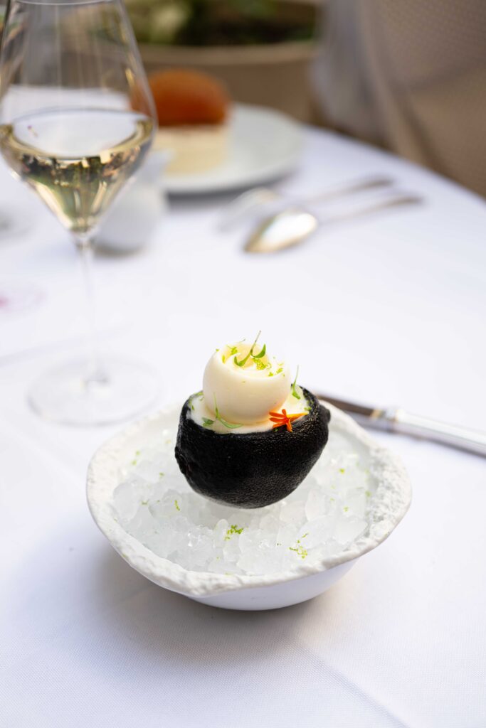 Le Lobster Club de La Réserve Paris : six manières d'habiter le homard bleu 68 la reserve paris patio sweet frosted lemon geraldine martens 4400
