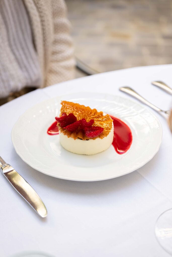Le Lobster Club de La Réserve Paris : six manières d'habiter le homard bleu 72 la reserve paris patio sweet strawberry cake geraldine martens 4417