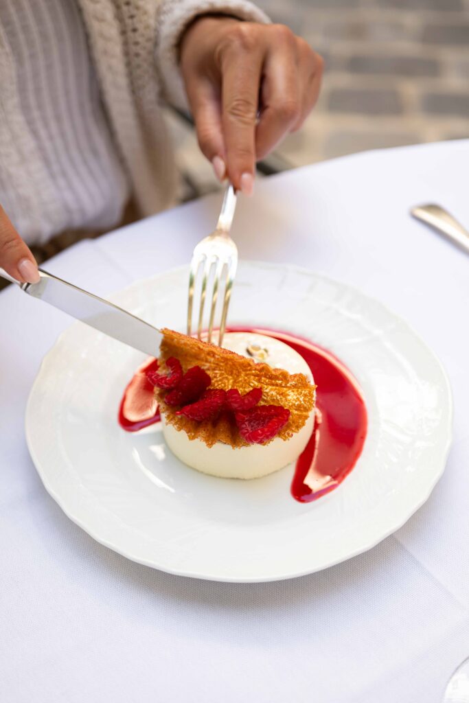 Le Lobster Club de La Réserve Paris : six manières d'habiter le homard bleu 73 la reserve paris patio sweet strawberry cake geraldine martens 4433