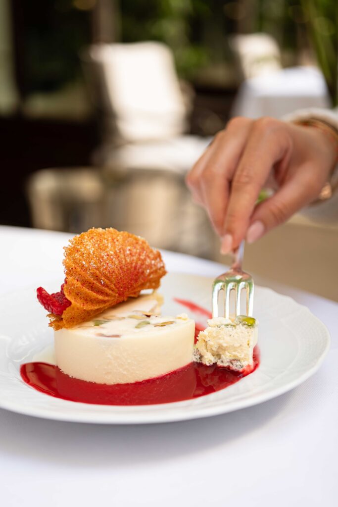 Le Lobster Club de La Réserve Paris : six manières d'habiter le homard bleu 74 la reserve paris patio sweet strawberry cake geraldine martens 4448