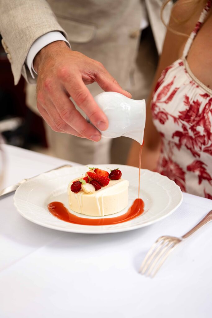 Le Lobster Club de La Réserve Paris : six manières d'habiter le homard bleu 75 la reserve paris patio sweet strawberry cake geraldine martens 5799