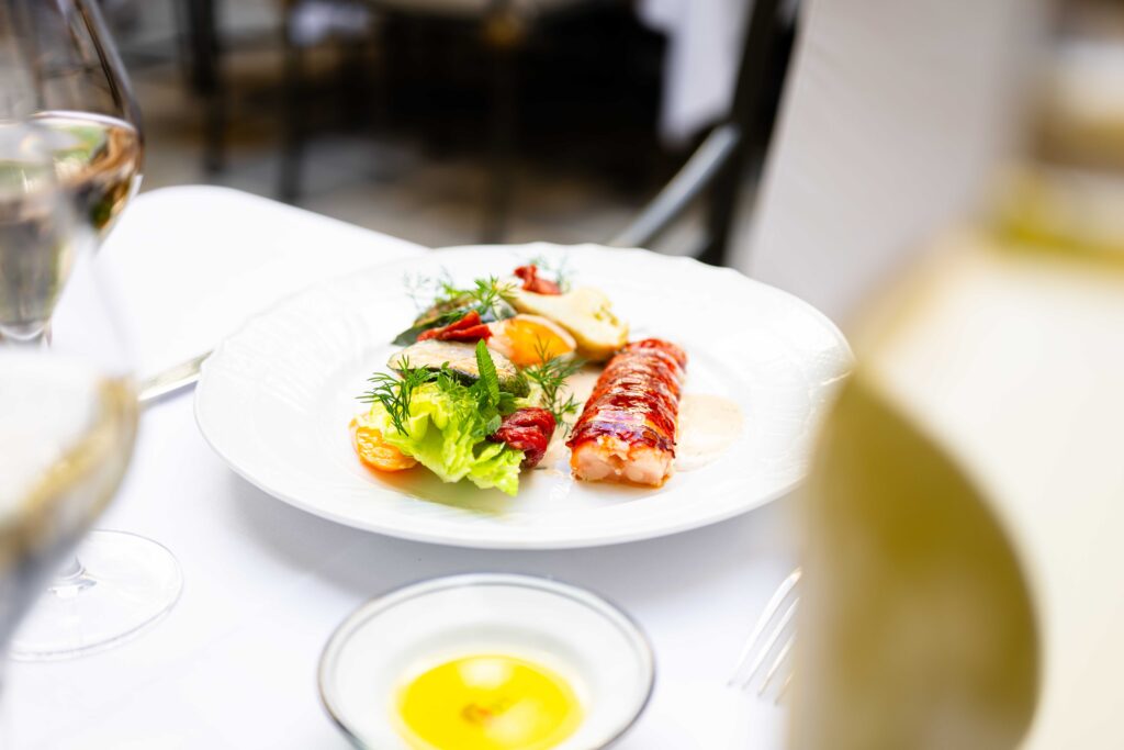 Le Lobster Club de La Réserve Paris : six manières d'habiter le homard bleu 76 la reserve paris patio tradition palace blue lobster salad geraldine martens 4246