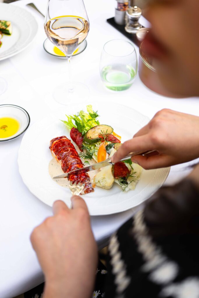 Le Lobster Club de La Réserve Paris : six manières d'habiter le homard bleu 77 la reserve paris patio tradition palace blue lobster salad geraldine martens 4265