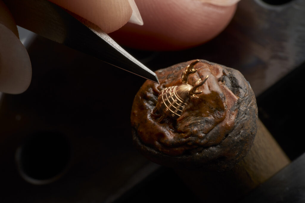 Roger Dubuis grave le blason du samouraï dans son mouvement 50 03 Vaucher Japon
