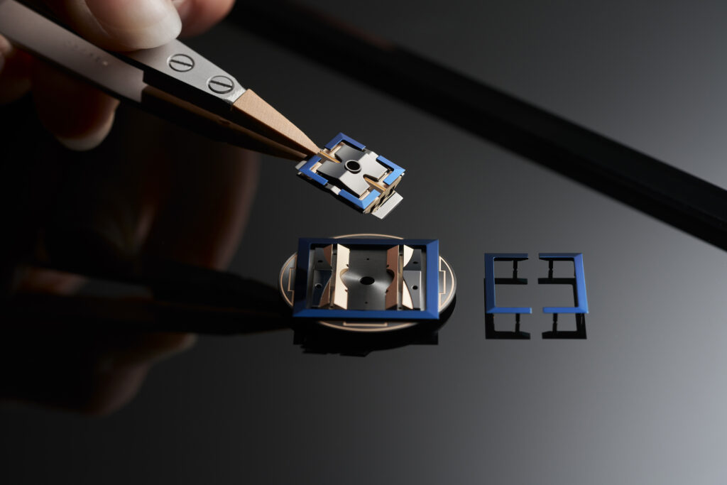 Roger Dubuis grave le blason du samouraï dans son mouvement 54 07 Vaucher Japon