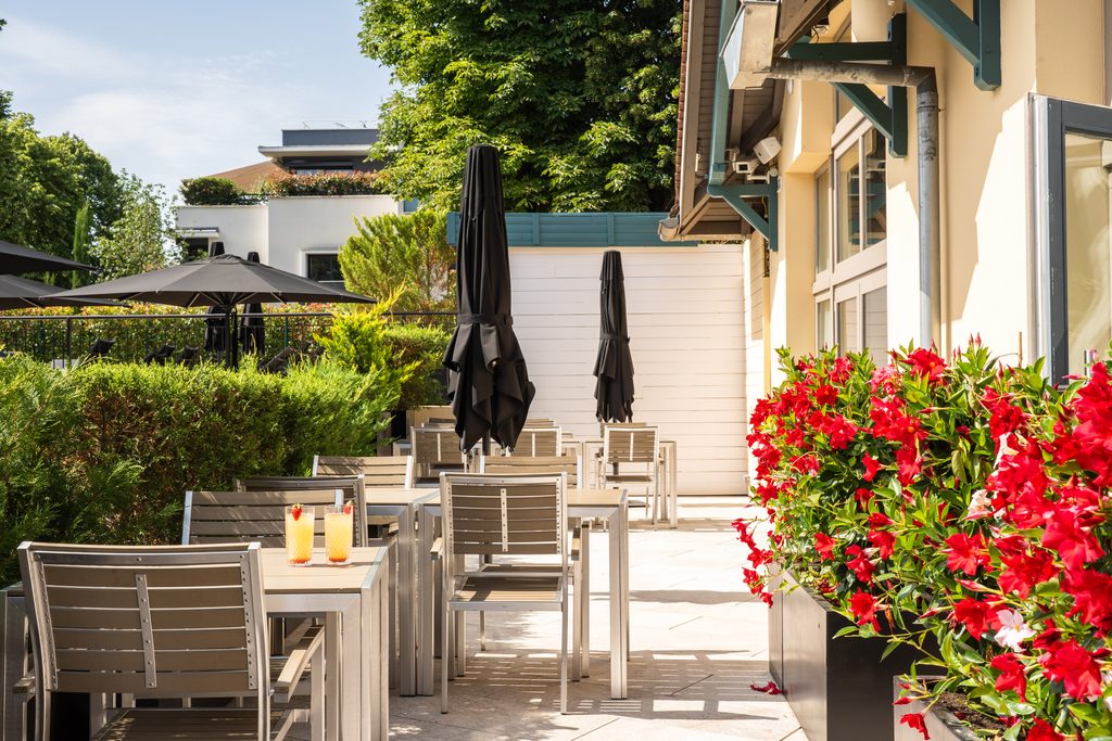 L'Hôtel Renaissance de Saint-Cloud : l'été sans partir 28 2026 06 15 Renaissance Terrasse Piscine Antoine Pihen Photographe 3