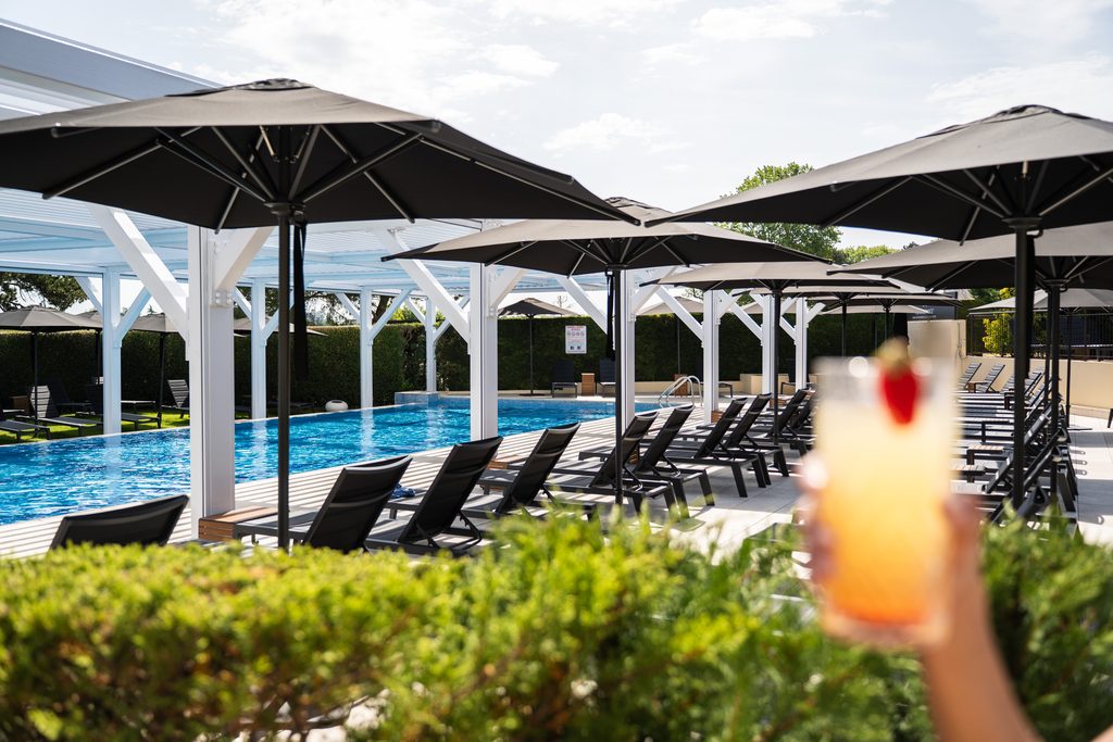 L'Hôtel Renaissance de Saint-Cloud : l'été sans partir 30 2026 06 15 Renaissance Terrasse Piscine Antoine Pihen Photographe 9
