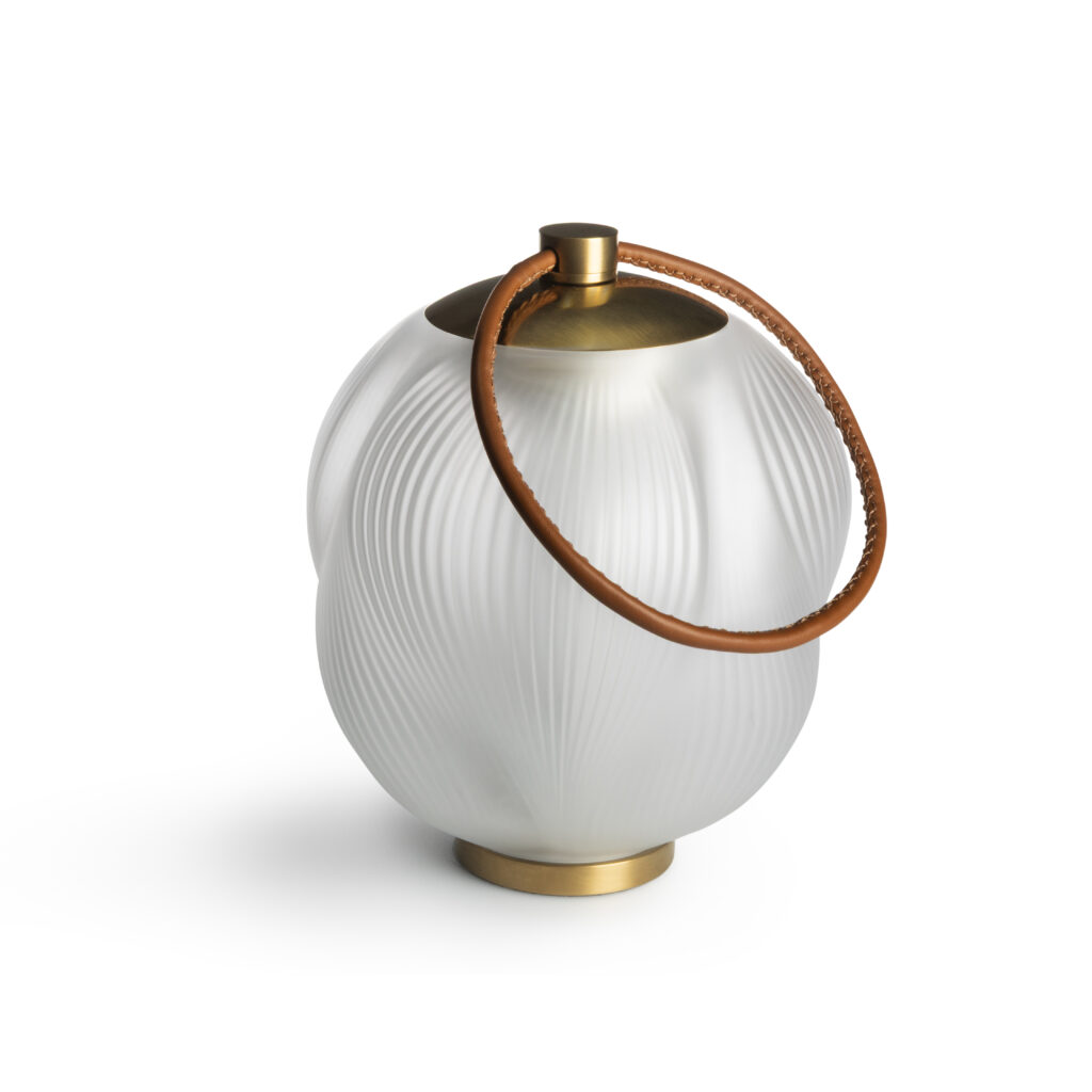 Air de Lalique Chapitre II : l'invisible sculpté 72 ALIZE portable lamp clear crystal satin gilded 1