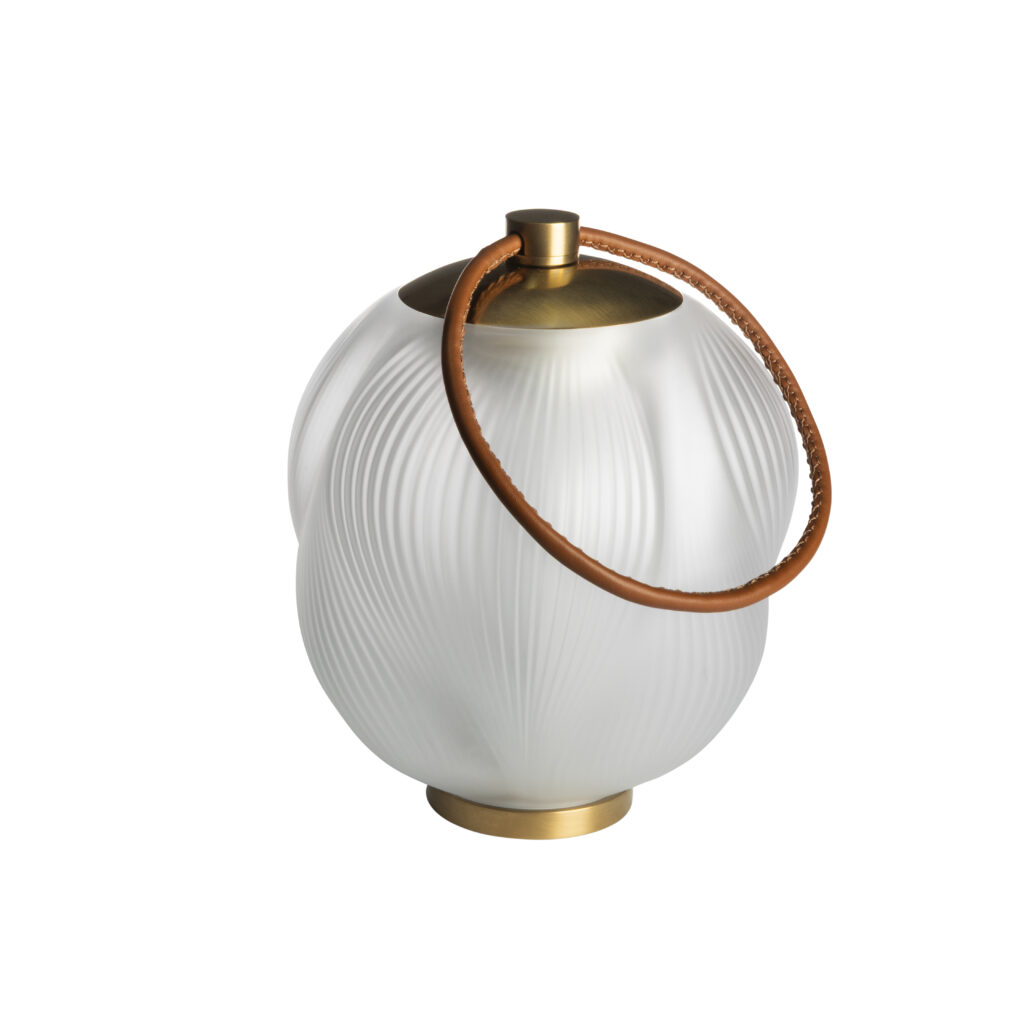 Air de Lalique Chapitre II : l'invisible sculpté 73 ALIZE portable lamp clear crystal satin gilded 2