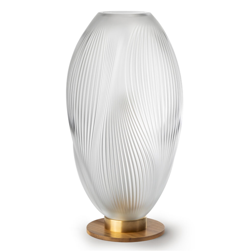 Air de Lalique Chapitre II : l'invisible sculpté 28 ALIZE table lamp XL clear crystal satin gilded 1