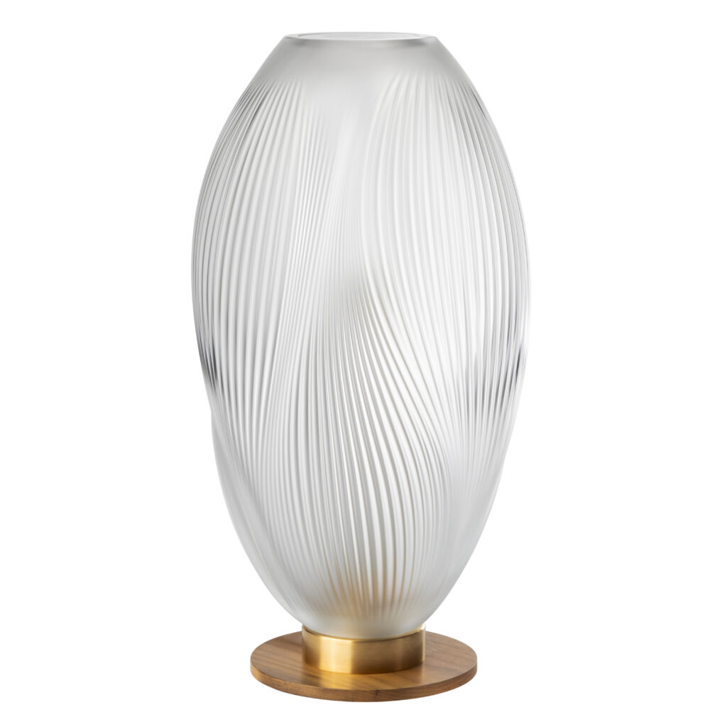 Air de Lalique Chapitre II : l'invisible sculpté 29 ALIZE table lamp XL clear crystal satin gilded 2