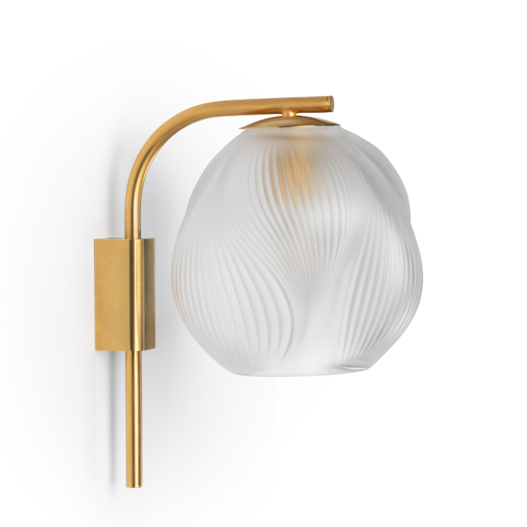Air de Lalique Chapitre II : l'invisible sculpté 34 ALIZE wall sconce clear crystal satin gilded 3