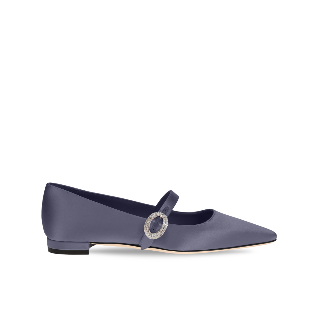 Manolo Blahnik et l’art de marcher : Paris comme carte personnelle 111 AULUSPLAFLAT SATIN NAVY