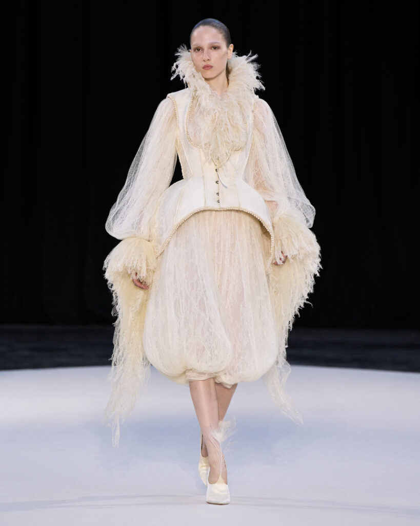 Haute Couture Week: Le jeu des identités dans la collection Automne/Hiver 2026 d'Ashi Studio 26 Ashi Studio F26 002