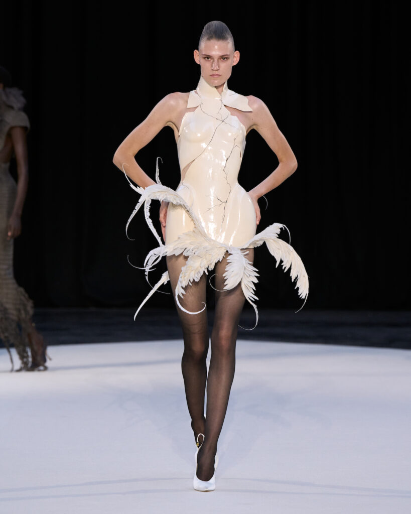 Haute Couture Week: Le jeu des identités dans la collection Automne/Hiver 2026 d'Ashi Studio 27 Ashi Studio F26 003