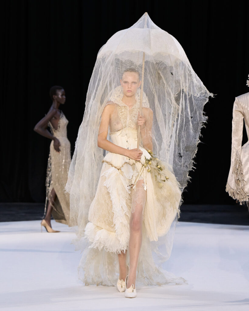 Haute Couture Week: Le jeu des identités dans la collection Automne/Hiver 2026 d'Ashi Studio 28 Ashi Studio F26 008