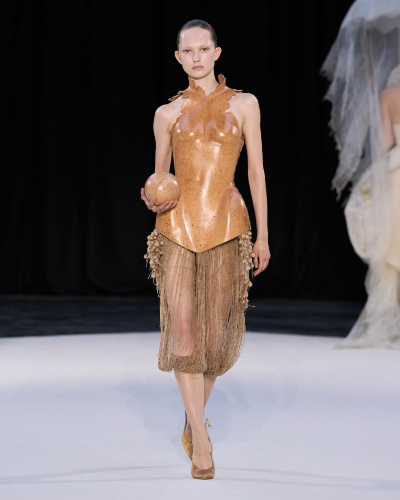 Haute Couture Week: Le jeu des identités dans la collection Automne/Hiver 2026 d'Ashi Studio 29 Ashi Studio F26 012