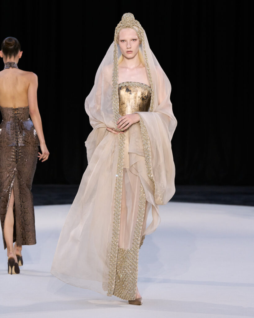 Haute Couture Week: Le jeu des identités dans la collection Automne/Hiver 2026 d'Ashi Studio 32 Ashi Studio F26 024