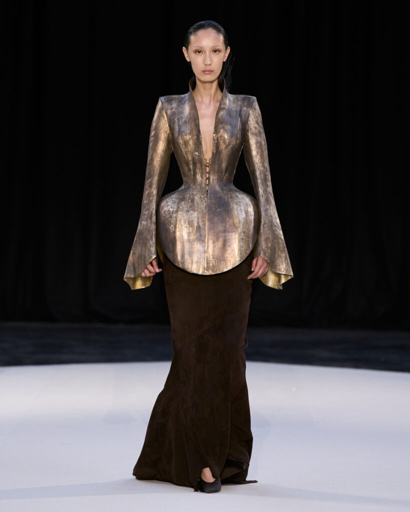 Haute Couture Week: Le jeu des identités dans la collection Automne/Hiver 2026 d'Ashi Studio 33 Ashi Studio F26 025