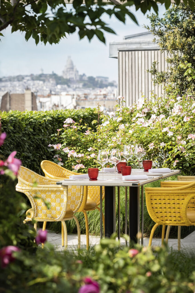 Au Jardin de Cheval Blanc, la coupe glacée redevient un dessert de pâtissier 26 Cheval Blanc Paris Le Jardin de Cheval Blanc Paris Terrasse Yann Deret 2023 20