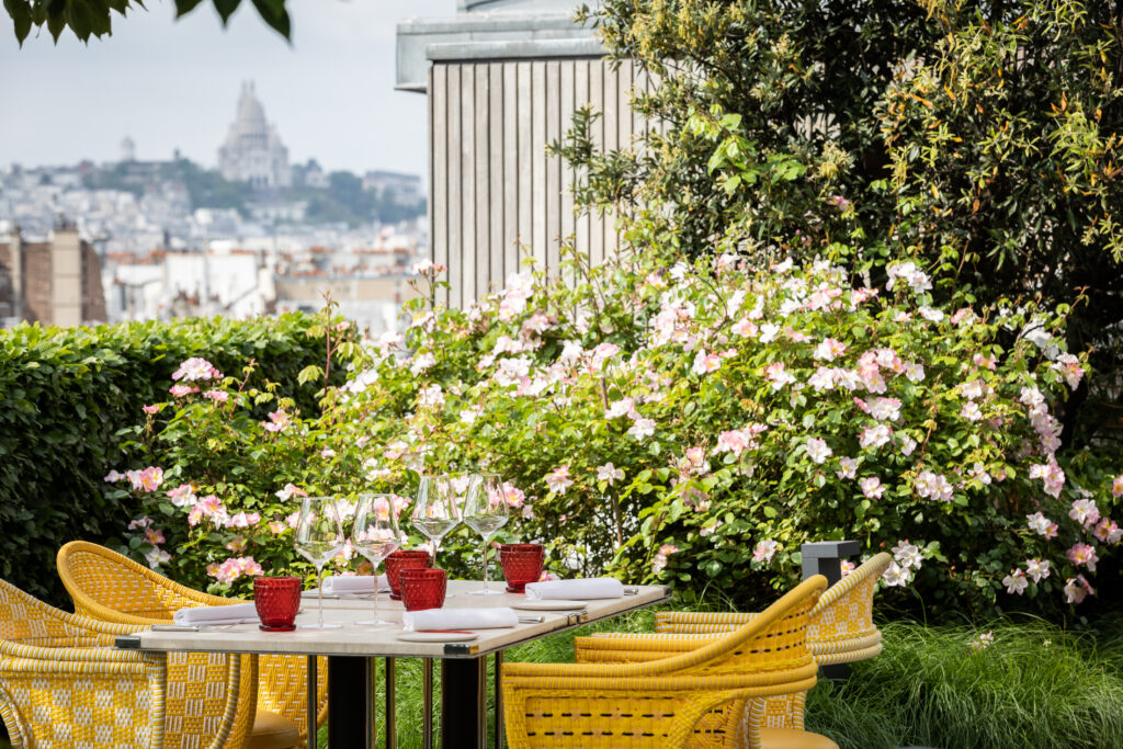 Au Jardin de Cheval Blanc, la coupe glacée redevient un dessert de pâtissier 27 Cheval Blanc Paris Le Jardin de Cheval Blanc Paris Terrasse Yann Deret 2023 21