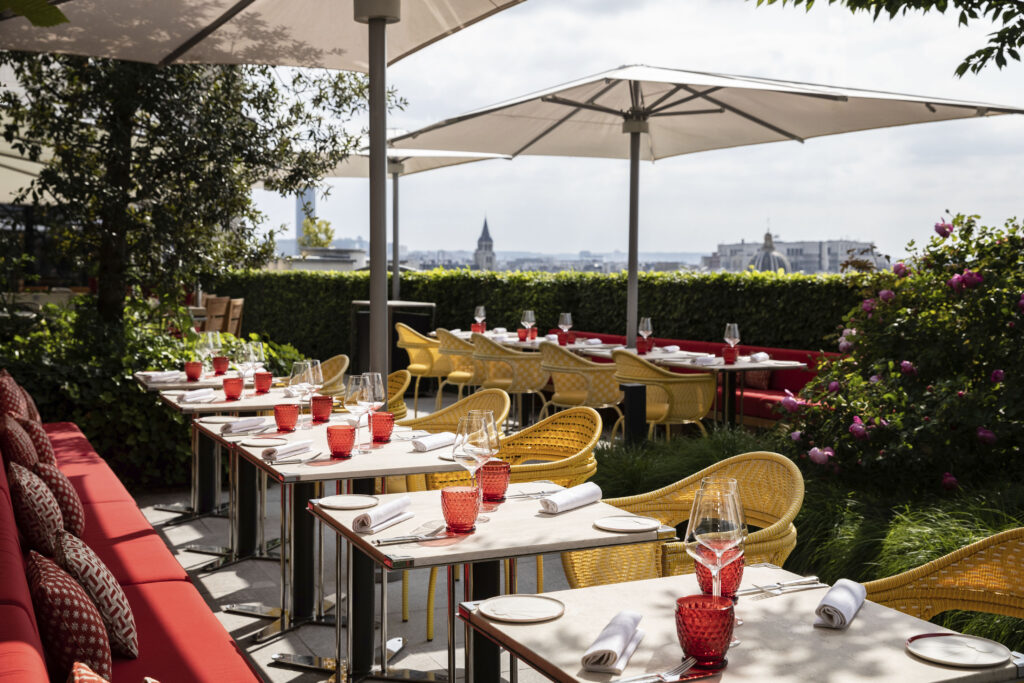 Au Jardin de Cheval Blanc, la coupe glacée redevient un dessert de pâtissier 25 Cheval Blanc Paris Le Jardin de Cheval Blanc Paris Terrasse Yann Deret 2023 4