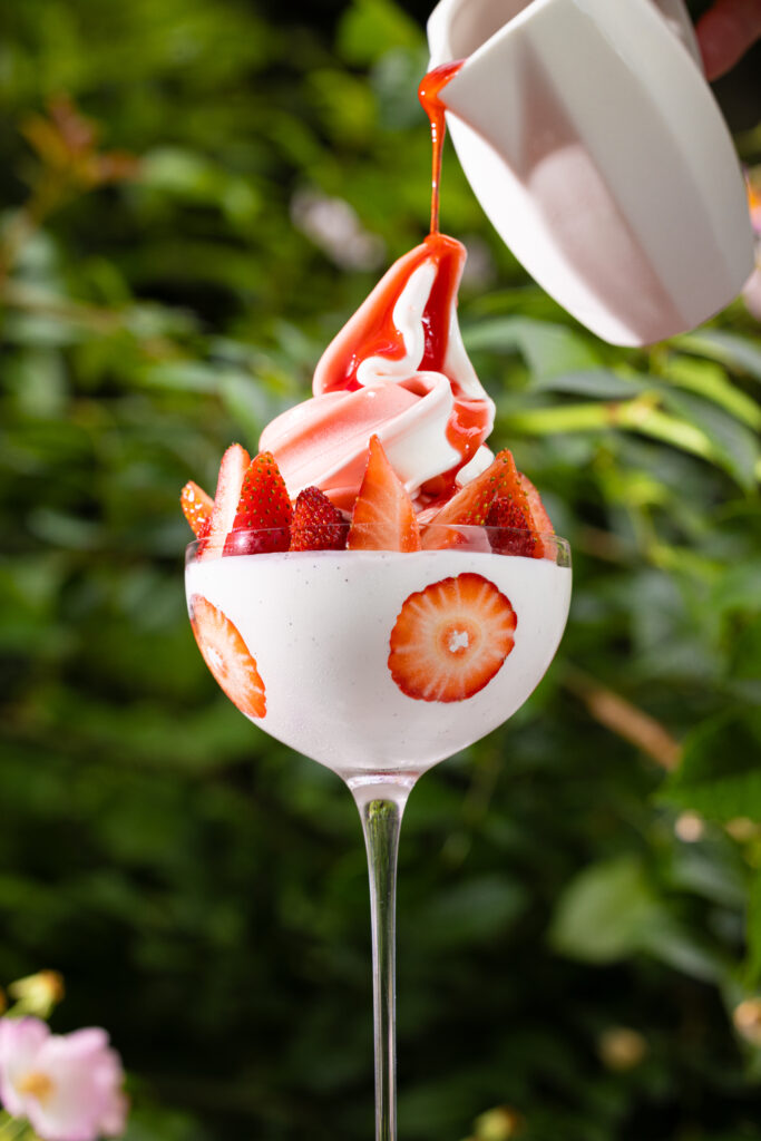 Au Jardin de Cheval Blanc, la coupe glacée redevient un dessert de pâtissier 32 Cheval Blanc Paris Le Jardin Coupe de fraise glacee ilyafoodstories