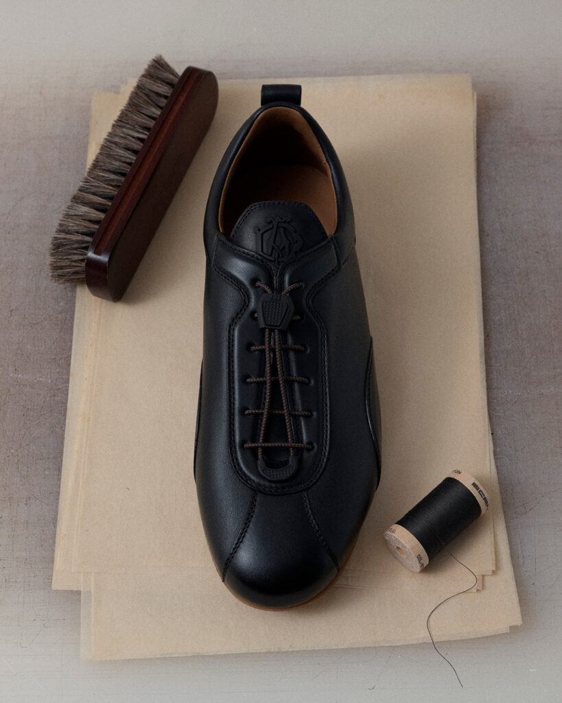 Quand la chaussure de conduite quitte la voiture 25 Davies sneaker in black patina calf 1