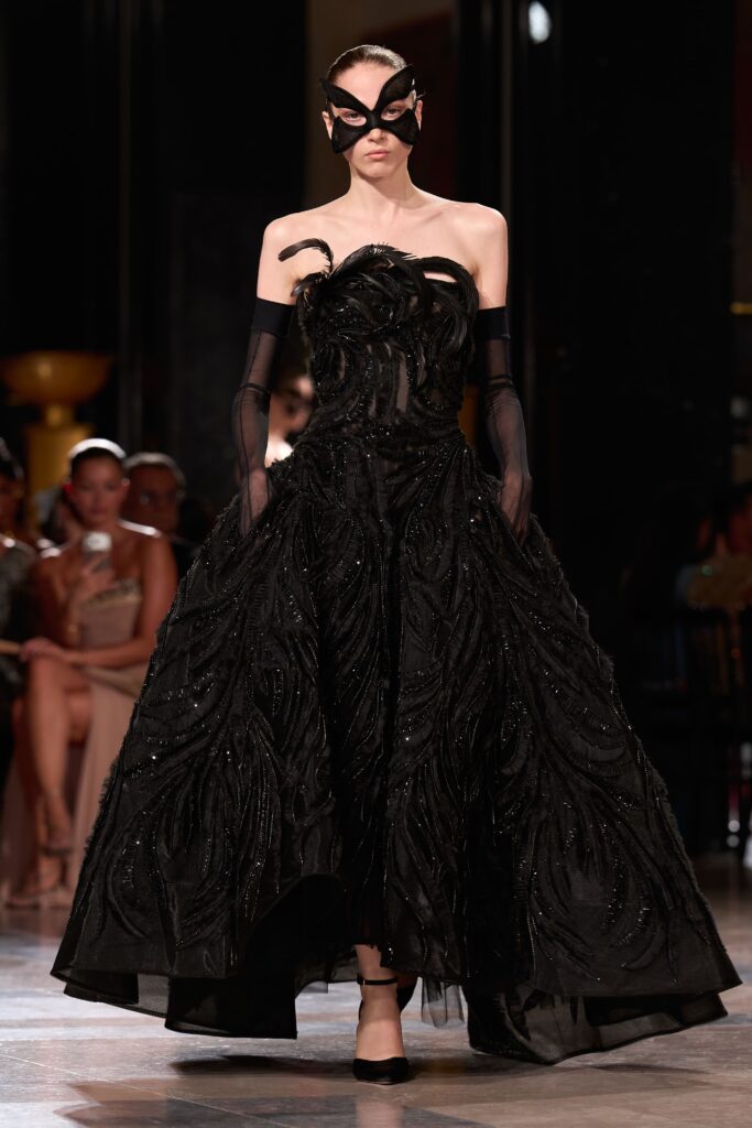 Haute Couture Week: Un univers mystérieux dans la collection Elie Saab Automne/Hiver 2026 25 ELIE SAAB Haute Couture FW 26 27 Look 1