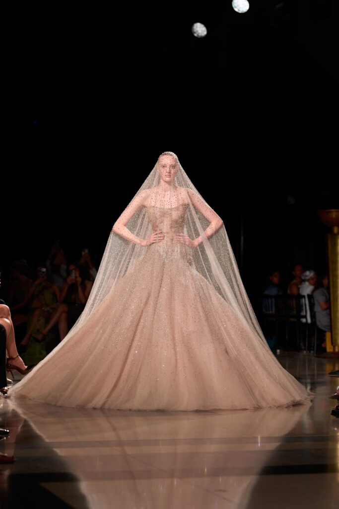 Haute Couture Week: Un univers mystérieux dans la collection Elie Saab Automne/Hiver 2026 34 ELIE SAAB Haute Couture FW 26 27 Look 57 1