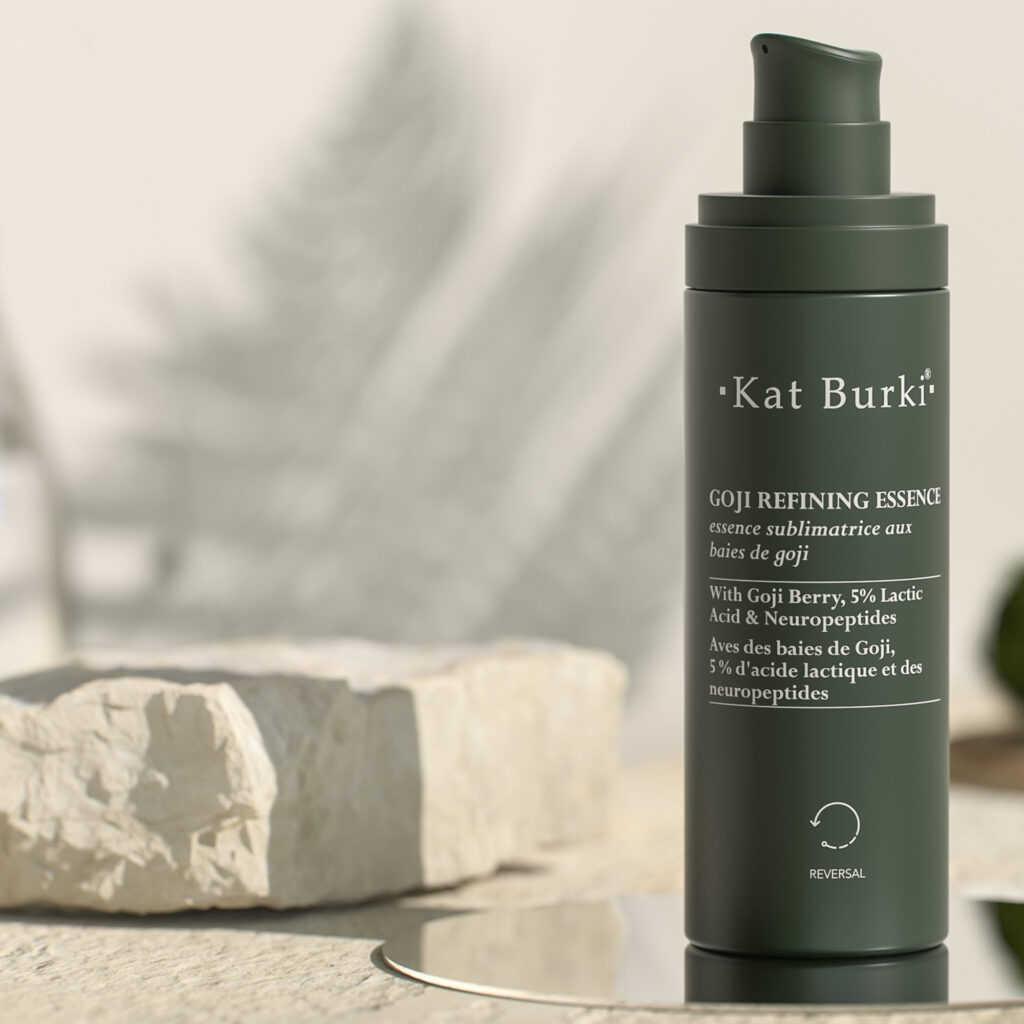 Kat Burki réinvente l'éclat avec la Goji Refining Essence 21 Goji Refining Essence Lifestyle 3 1