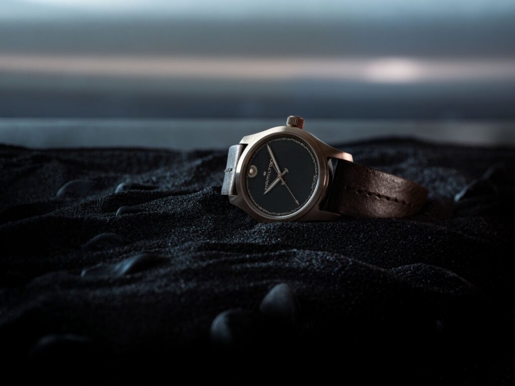 Hamilton x L'Odyssée : la montre qui incarne le cinéma de Christopher Nolan 27 Hamilton Khaki Field Auto The Odyssey Limited Edition H70675530 lifestyle 1 1