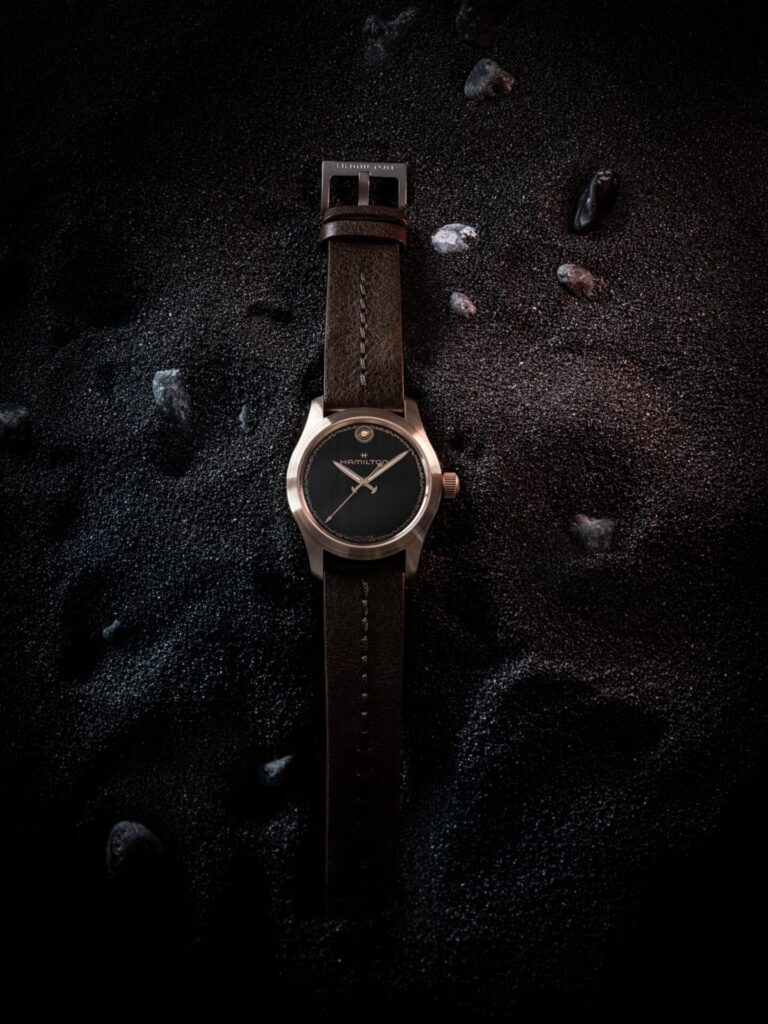 Hamilton x L'Odyssée : la montre qui incarne le cinéma de Christopher Nolan 28 Hamilton Khaki Field Auto The Odyssey Limited Edition H70675530 lifestyle 2