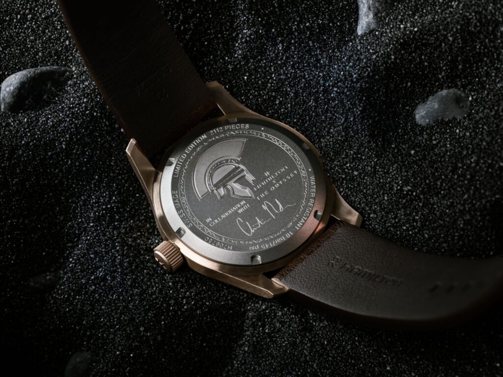 Hamilton x L'Odyssée : la montre qui incarne le cinéma de Christopher Nolan 29 Hamilton Khaki Field Auto The Odyssey Limited Edition H70675530 lifestyle 3