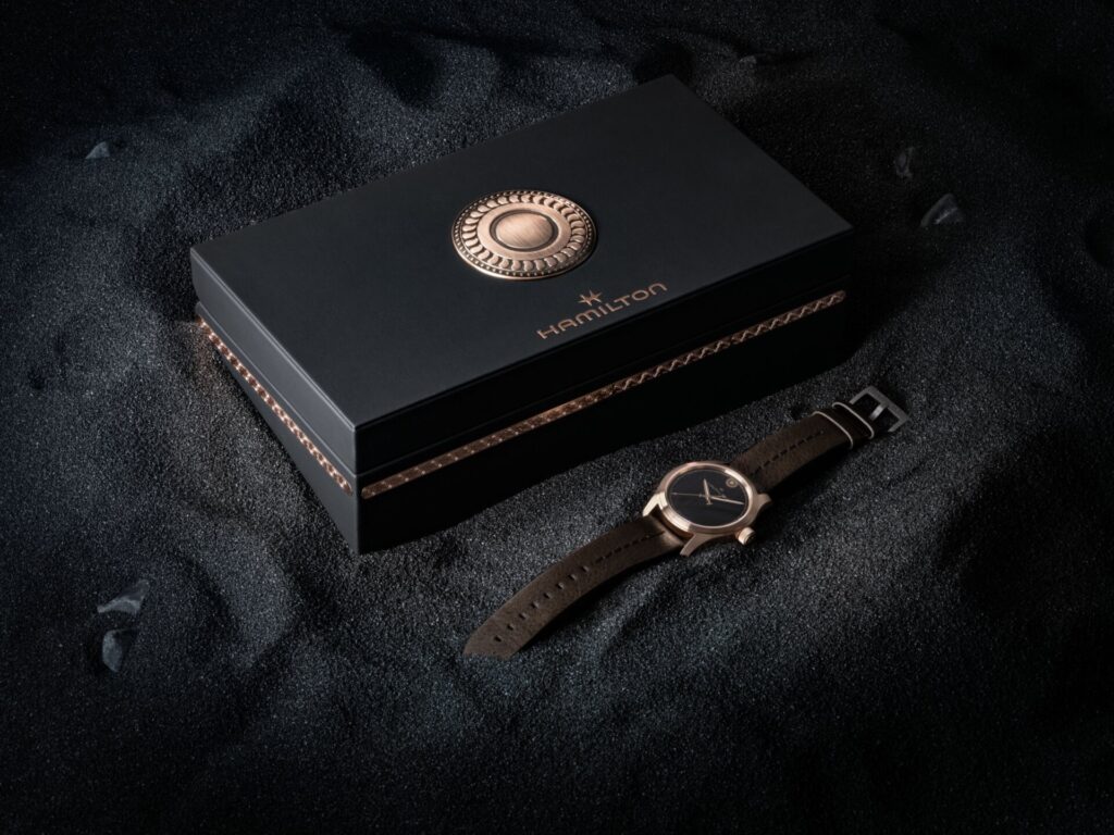Hamilton x L'Odyssée : la montre qui incarne le cinéma de Christopher Nolan 30 Hamilton Khaki Field Auto The Odyssey Limited Edition H70675530 packaging 1