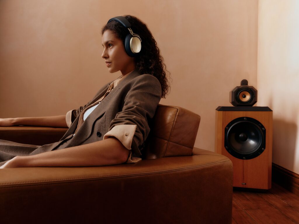 Le casque comme pièce d’architecture acoustique 27 High BW Px8 S2 Midnight Blue Campaign 1
