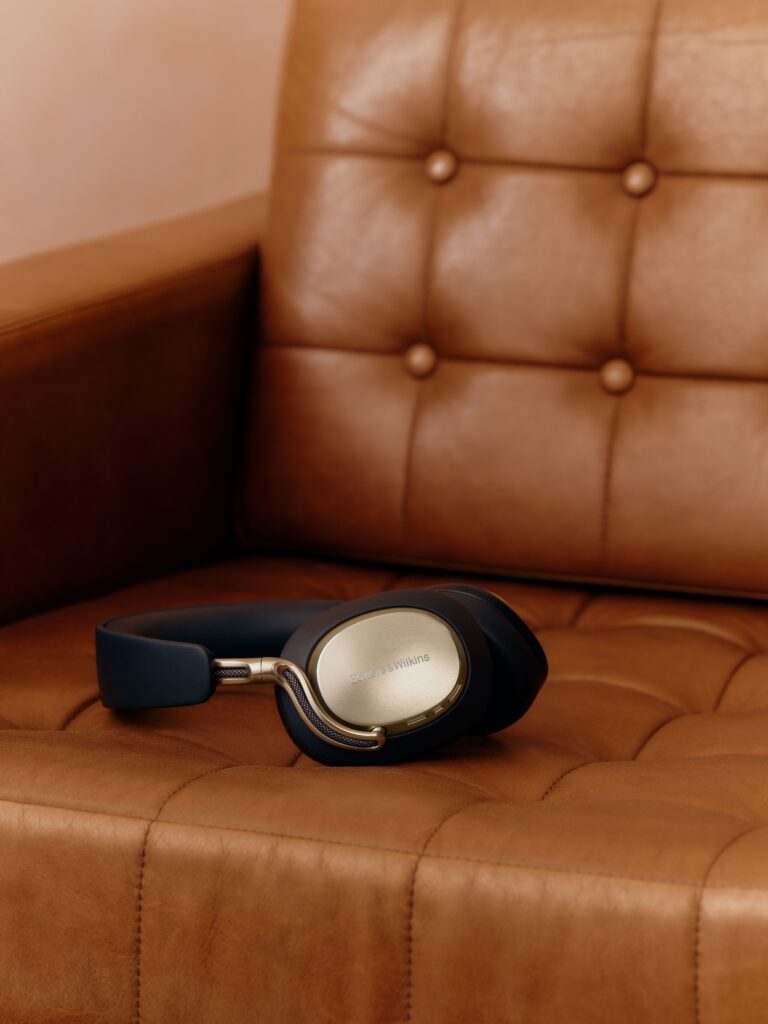 Le casque comme pièce d’architecture acoustique 37 High BW Px8 S2 Midnight Blue Campaign 10