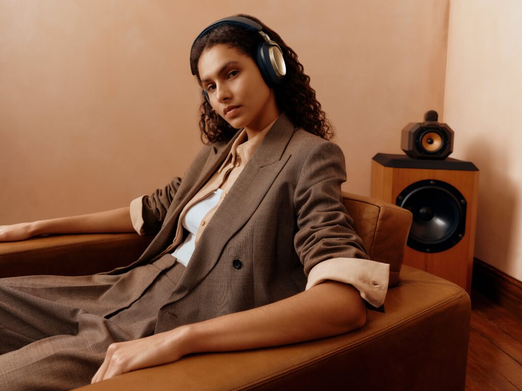Le casque comme pièce d’architecture acoustique 28 High BW Px8 S2 Midnight Blue Campaign 2