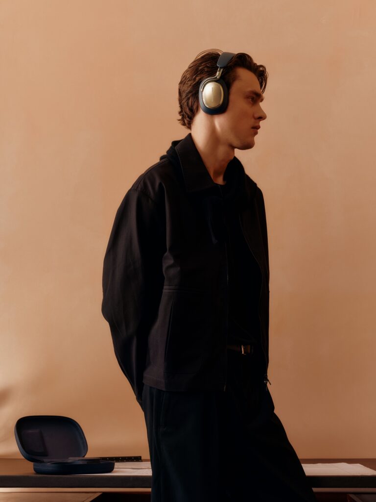 Le casque comme pièce d’architecture acoustique 31 High BW Px8 S2 Midnight Blue Campaign 6
