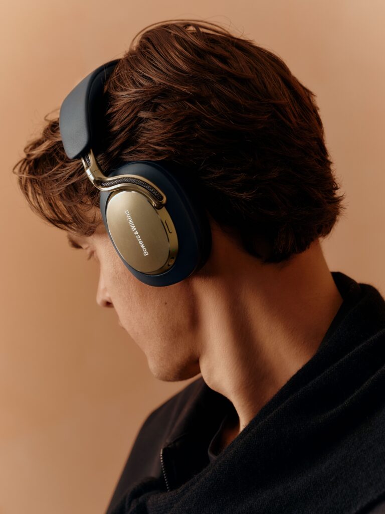 Le casque comme pièce d’architecture acoustique 33 High BW Px8 S2 Midnight Blue Campaign 7