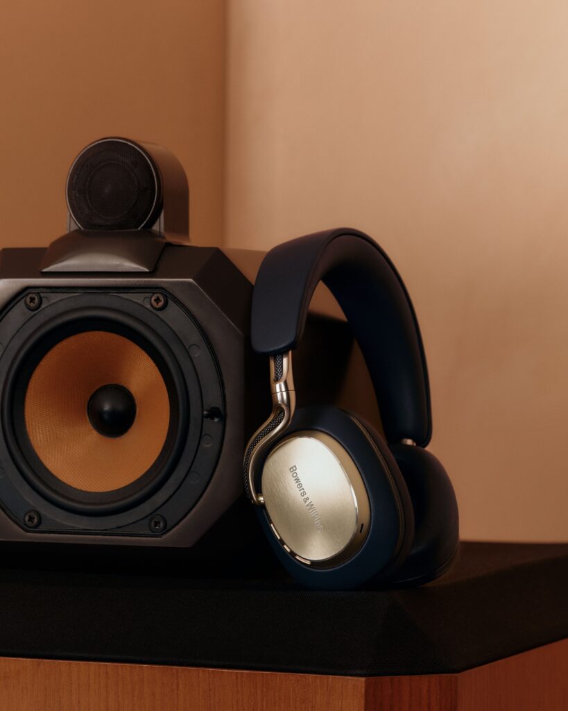 Le casque comme pièce d’architecture acoustique 38 High BW Px8 S2 Midnight Blue Campaign 9