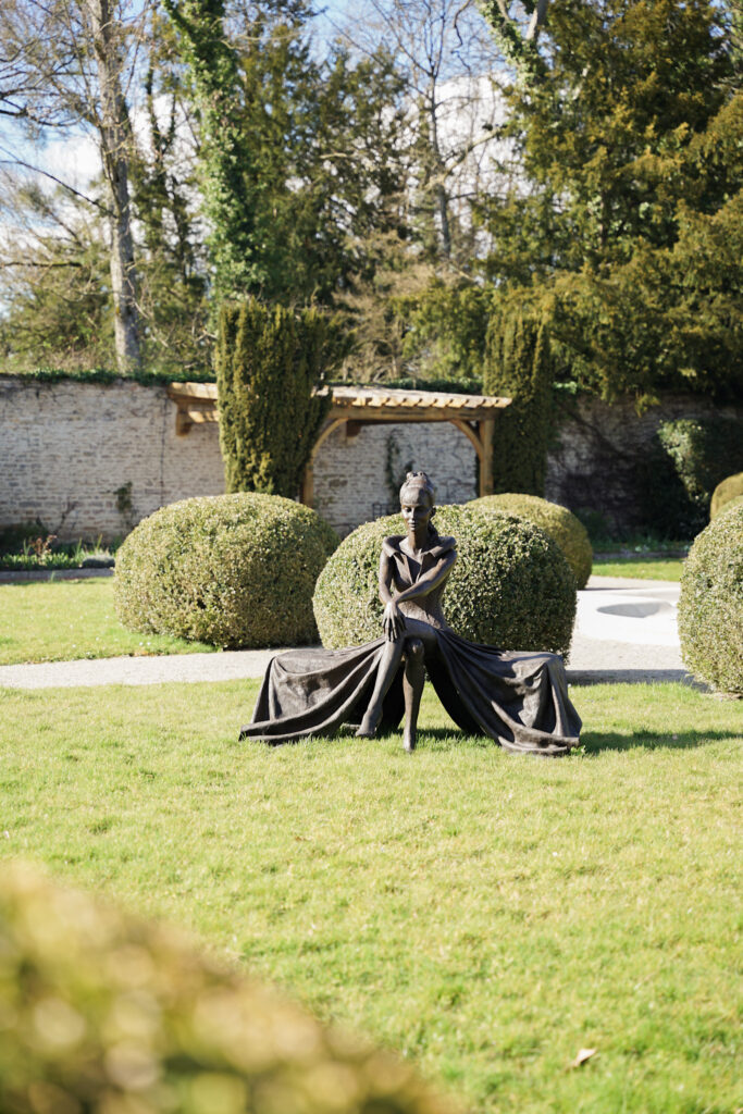 L'Hostellerie de Levernois célèbre l'art au cœur de son art de vivre bourguignon 25 Hostellerie de Levernois Mars 2024 Seated Lady Paul Day