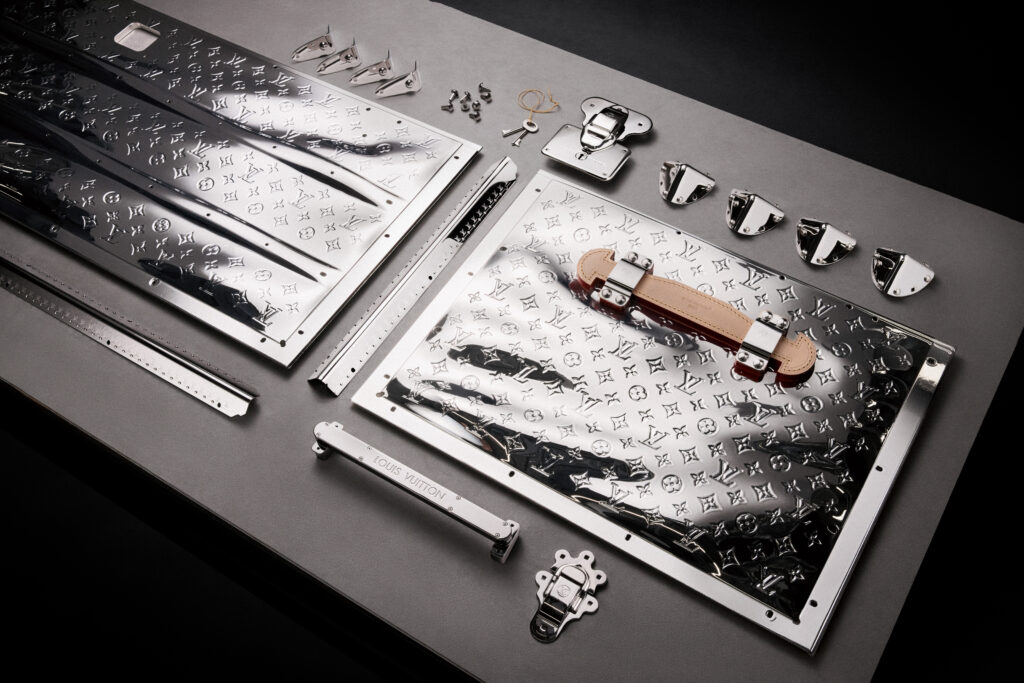 La vague comme grammaire masculine 76 LOUIS VUITTON MENrsquoS SPRING SUMMER 2027 LIQUIDE METAL TRUNK 1