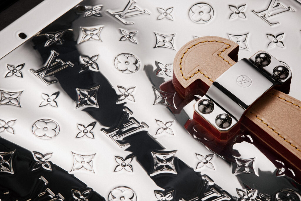 La vague comme grammaire masculine 77 LOUIS VUITTON MENrsquoS SPRING SUMMER 2027 LIQUIDE METAL TRUNK 2