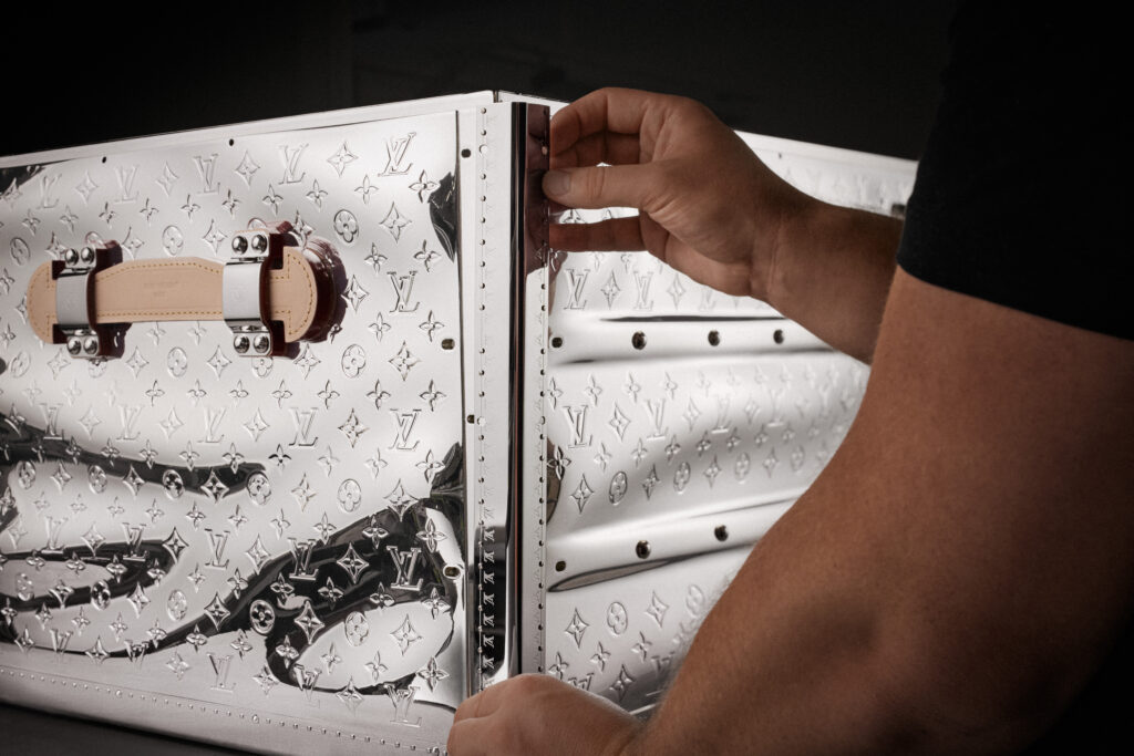 La vague comme grammaire masculine 78 LOUIS VUITTON MENrsquoS SPRING SUMMER 2027 LIQUIDE METAL TRUNK 3