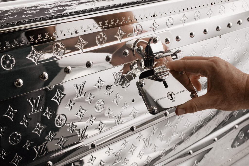 La vague comme grammaire masculine 79 LOUIS VUITTON MENrsquoS SPRING SUMMER 2027 LIQUIDE METAL TRUNK 4
