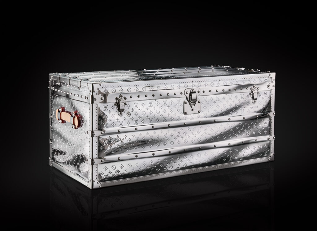 La vague comme grammaire masculine 80 LOUIS VUITTON MENrsquoS SPRING SUMMER 2027 LIQUIDE METAL TRUNK 5